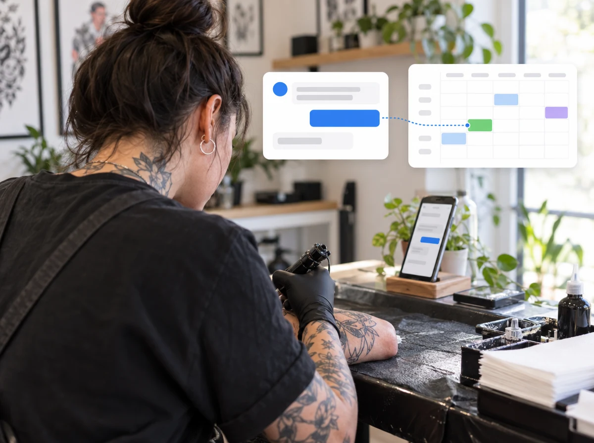 Un tatuador sigue trabajando mientras la respuesta del cliente a un recordatorio actualiza sola la agenda